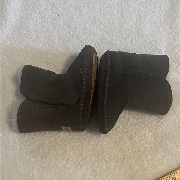 UGG brown  Shearling Infant Velcro Boots size 4.5T - Picture 8 of 10
